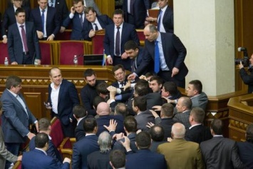 Депутат Верховной рады устроил драку в прямом эфире