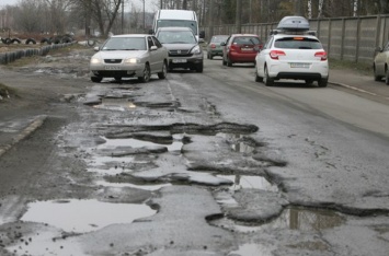 Надоело терпеть: украинские водители сами отремонтировали «дорогу в ад». ВИДЕО