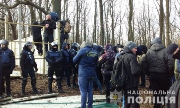 В Одессе участники акции протеста против строительства кинологической площадки подрались с правоохранителями