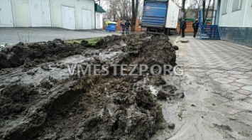 В центре Запорожья фура с товаром для АТБ вспахала газон и застряла в нем (ФОТО)