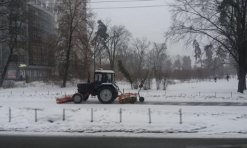 В "Киевавтодоре" пообещали в ближайшие дни выпустить на дороги снегоплавильные мобильные комплексы