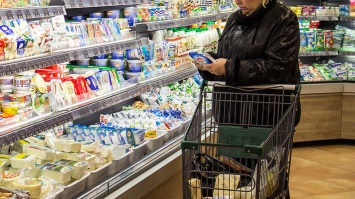 Украинцев нагло обманывают: как супермаркеты продают просроченные продукты, фото