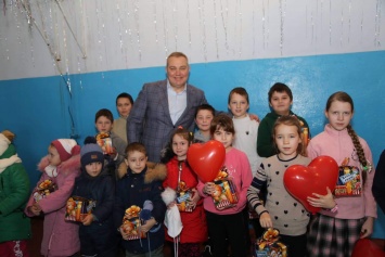 На новогоднем празднике в Садовом собрались школьники и воспитанники детсада