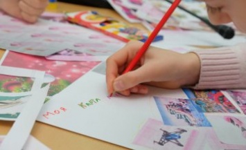 Праздничный hand made: в Днепропетровской ОГА дети учились создавать новогодние открытки (ФОТОРЕПОРТАЖ)
