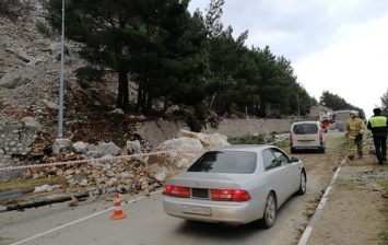 В Крыму на трассе произошел горный обвал