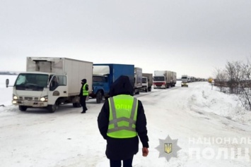 Более десятка автобусов стоят в снегу с пассажирами (фото)