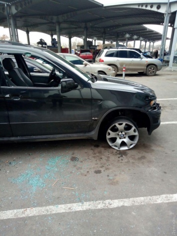 На парковке одесского гипермаркета стоит разбитый внедорожник на "бляхах": возле него - пятна крови