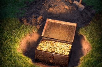 Копала могилу, а наткнулась на клад: женщина в Бердянске обнаружила удивительную находку