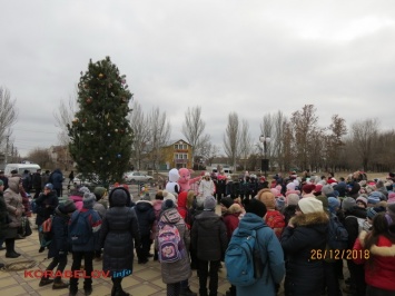 В Корабельном районе задержали праздник открытия елки из-за мэра Сенкевича, но он так и не доехал