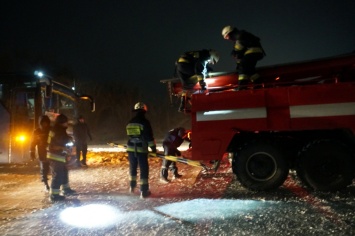 На Днепропетровщине спасатели вытащили из снега больше 100 авто
