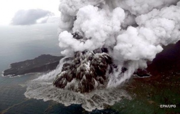 В Индонезии повысили уровень опасности из-за вулкана Анак-Кракатау