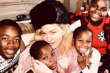 "Веселого Рождества от Мамбо и четырех ее единорогов": Мадонна показала редкое фото с детьми