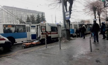 В центре Винницы разорвалось внутреннее колесо троллейбуса - госпитализированы трое пассажиров (фото)