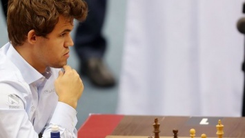 Украинец сенсационно обыграл лучшего шахматиста планеты Карлсена на чемпионате мира