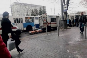 Трое пассажиров троллейбуса пострадали из-за разрыва колеса в Виннице