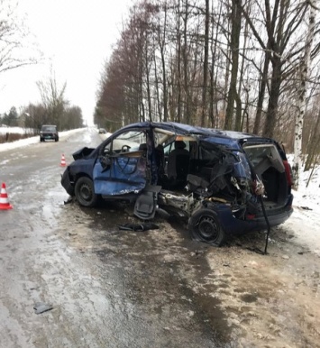 В Ровенской области не разминулись микроавтобус и легковушка: шестеро пострадавших, среди них ребенок