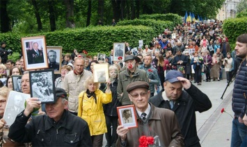 Вятрович плохо старается: День Победы и 8 марта для украинцев все еще значимее дня независимости