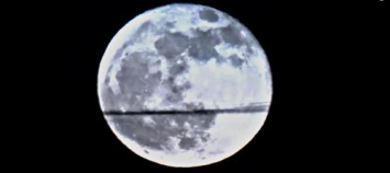 «След гуманоидов с Нибиру»: Луну опоясала гигантская черная полоса