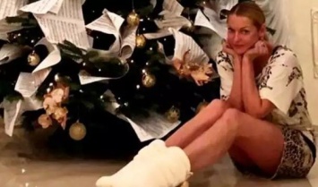 Анастасия Волочкова украсила елку носками