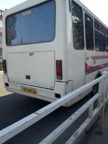 В Херсоне пассажир, который выпал из автобуса, обжаловал протокол от патрульных