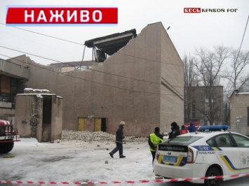 С места событий: У кинотеатра Современник в Кривом Роге обрушилась крыша. Комментарии А. Катриченко (видео)