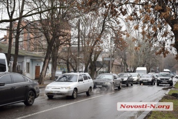 В Николаеве ул. Никольская застыла в пробке