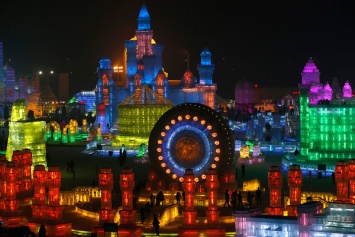 В Китае соорудили гигантский ледяной город, светящийся в темноте. Завораживающие фото и видео