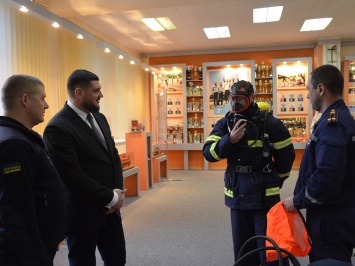 Спасатели Николаевщины получили «под елочку» новое пожарно-спасательное снаряжение