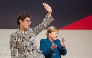 Крамп-Карренбауэр обошла Меркель по популярности