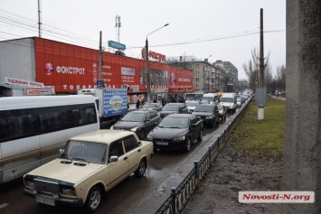 Из-за предновогоднего ажиотажа на центральных улицах Николаева большие пробки