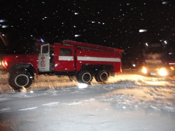 2 машины скорой помощи и 13 грузовиков: днепровские спасатели вытаскивают авто из снежного замета