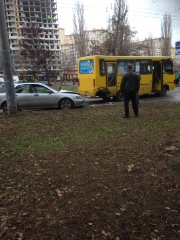 Утром на Таирова маршрутка столкнулась с иномаркой