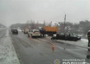 На трассе Киев-Чернигов Opel влетел в грузовик: у легковушки снесло крышу