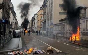 "Желтые жилеты" подожгли вход в здание Банка Франции