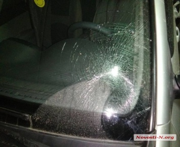 Николаевец заехал помыть авто на незаконную автомойку и лишился лобового стекла