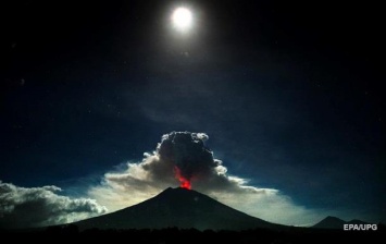 В Индонезии новое извержение вулкана, повышен уровень опасности