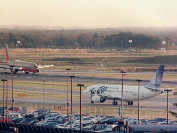 В американском аэропорту рухнул трап с пассажирами, пострадали шесть человек