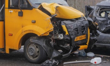 На Гостомельском шоссе под Киевом произошло тройное ДТП с участием маршрутки, 1 человек погиб