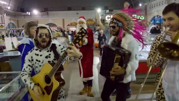 Новогодний флешмоб: на Привозе арт-хулиганы исполнили песню Сердючки