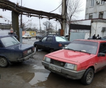 В Мелитополе в одном месте собрались «парковщики от Бога» (фото)