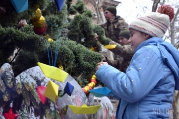 В Николаеве дети трогательно поддержали украинских пленных моряков: фото