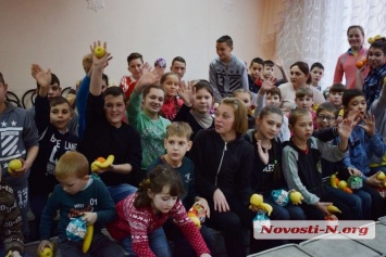 В Николаеве военный оркестр морпехов провел концерт для детей из приюта