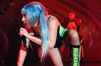 Леди Гага побаловала фанатов откровенным образом. ФОТО