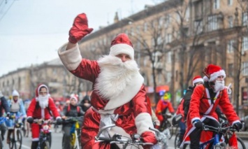 В Запорожье прошел велопробег Санта Клаусов