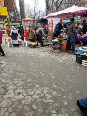 В Николаеве торговцы рыбой разделывают ее прямо на уличном бетонном вазоне. ФОТО