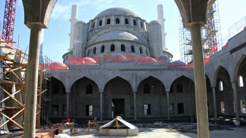 На минаретах соборной мечети в Симферополе появились полумесяцы