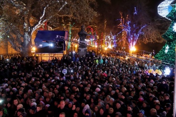 Новый год на Думской: Деды Морозы на ходулях, светящиеся шары и баянисты на сцене
