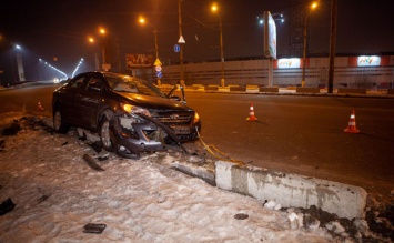 В Днепре на съезде с Центрального моста Toyota въехала в отбойник