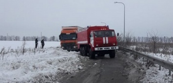 В течение суток спасатели Днепропетровщины помогли освободить из снега 2 легковых автомобиля и 3 грузовика