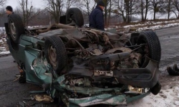 В Винницкой обл. машина выехала на встречную полосу, в результате аварии погибли трое людей